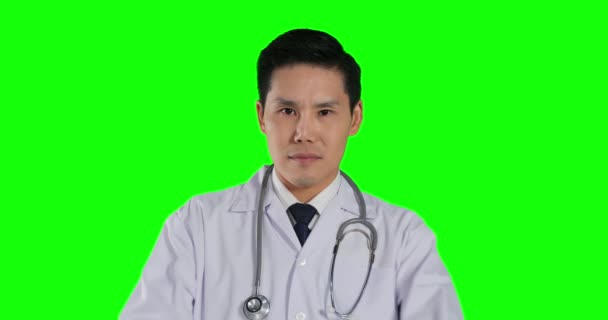 Doctor Masculino Hablando Sobre Fondo Verde — Vídeos de Stock