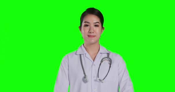 Doctora Asiente Con Cabeza Aprobación Sobre Fondo Verde — Vídeos de Stock