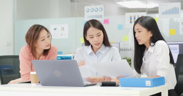 Beelden Van Groepsbijeenkomsten Kantoor Met Teamwork Ondersteuning Het Bedrijf Aziatische — Stockvideo