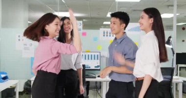 Ofisteki grup toplantısının görüntüleri takım çalışmasını ve iş desteğini gösteriyor. Şirket çalışanları konsepti