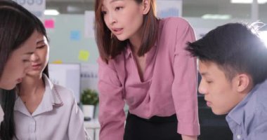 bir grup iş adamı ofiste iş planlarını tartışıyor.