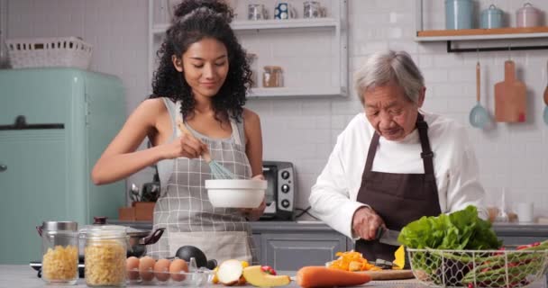 Nagranie Starszej Kobiety Młodej Dziewczyny Gotującej Kuchni — Wideo stockowe