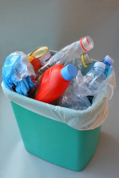 Kutusu Plastik Atık Dolu — Stok fotoğraf