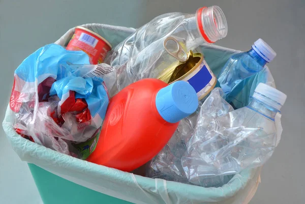 Kutusu plastik atık dolu.