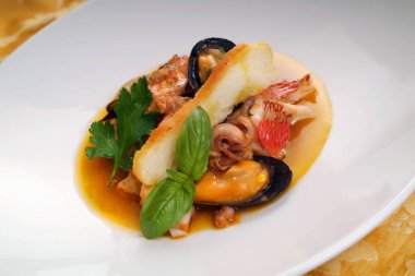 İtalyan yemek tarifleri geleneksel fishsoup Caciucco livornese stili.