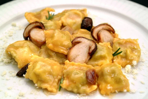 İtalyan yemek tarifleri pasta Agnolotti porcini mantarları ile doldurulmuş.