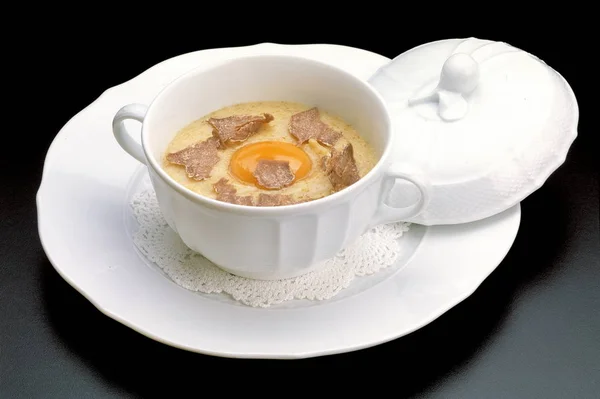 İtalyan yemek tarifleri, dilimlenmiş mantar ve çiğ yumurta ile geleneksel Polenta.