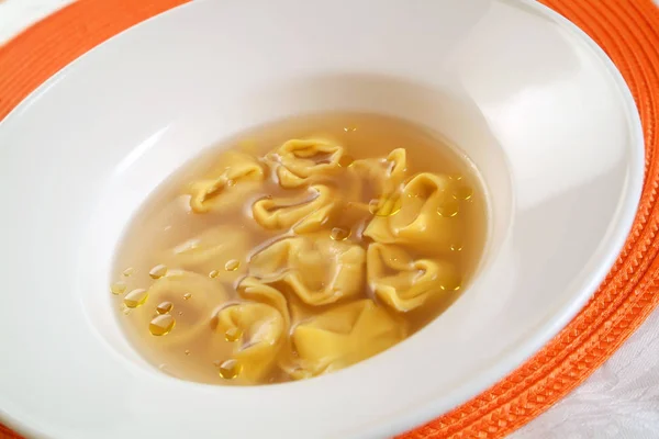 Italské Jídlo Recept Tortellini Vývarem — Stock fotografie