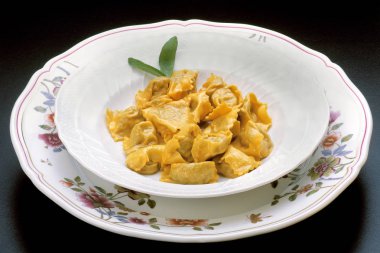Geleneksel taze makarna Agnolotti İtalyan yemek tarifleri, dolma et, peynir, tereyağı ve adaçayı soslu ıspanak ile.
