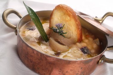 İtalyan yemek tarifleri Ribollita, bayat ekmek, lahana, soğan ve fasulye geleneksel Toskana çorbası.