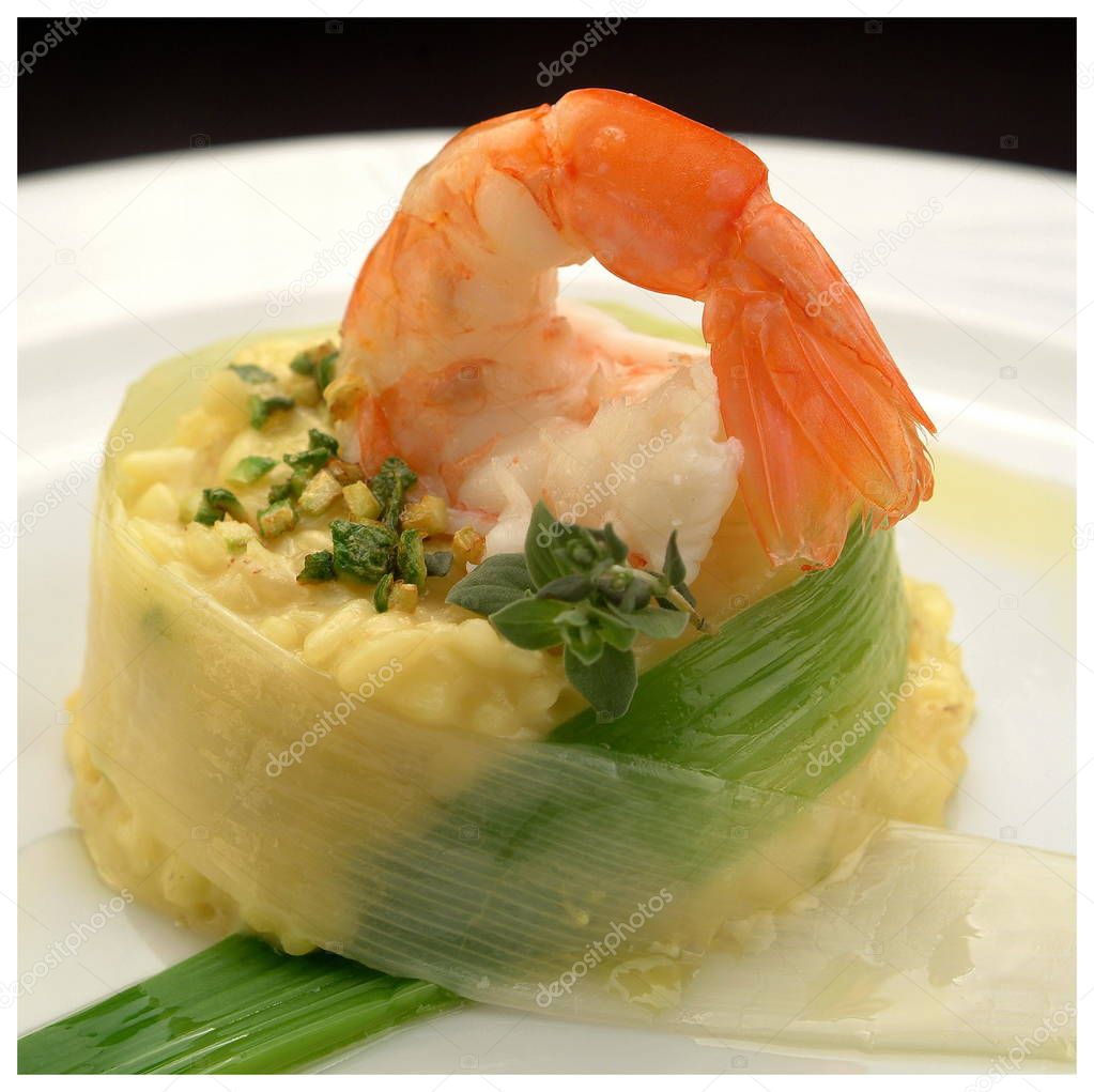 Italian food recipes, rice with shrimp and zucchini wrapped in leek leaf.