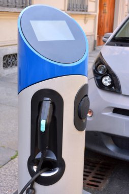 Araba paylaşımı araçlar için elektrikli kentsel şarj istasyonu.