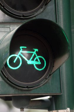 Trafik ışığı bisiklet ile yeşil ışık.