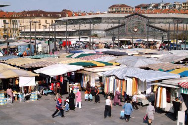 Turin, Piedmont, İtalya Porta Palazzo Avrupa'nın en büyük açık hava Pazar pazarı.