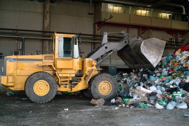Buldozer taşımak bir depolama atık yığını.