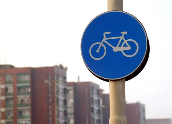 背景の都市建物に自転車車線の道路標識 — ストック写真