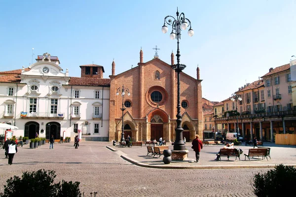 Asti, Piedmont, İtalya St. Secondo Meydanı Belediye Binası ve St.Secondo Kilisesi