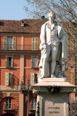 Asti, Piedmont, İtalya Vittorio Alfieri anıtı.