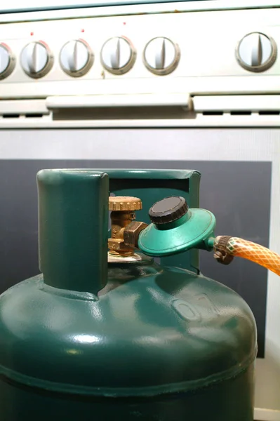 Cilindro de gás doméstico acidente em casa . — Fotografia de Stock