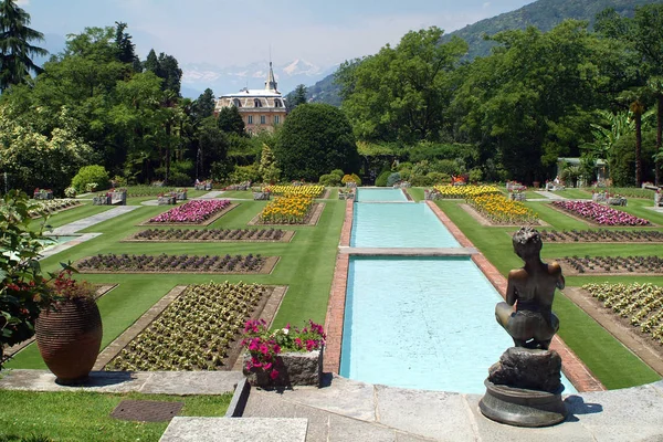 Verbania, piemont / italien -14 / 06 / 2009- Der botanische Garten der Villa Taranto am Ufer des Lago Maggiore — Stockfoto