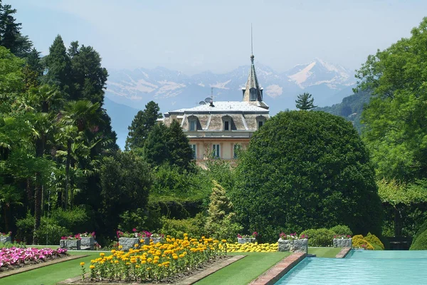 Verbania, piemont / italien -14 / 06 / 2009- Der botanische Garten der Villa Taranto am Ufer des Lago Maggiore — Stockfoto