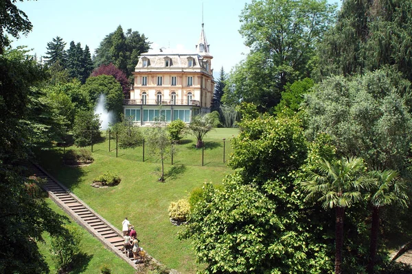 Verbania, Piemonte / Itália -06 / 14 / 2009- Os jardins botânicos de Villa Taranto nas margens do Lago Maggiore — Fotografia de Stock