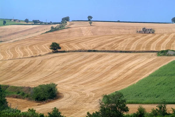 Zonnige landschappen op het platteland van de Molise in Zuid-Italië. — Stockfoto