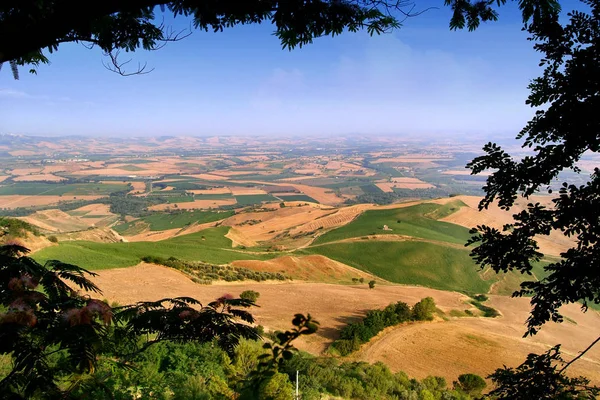 Paesaggi soleggiati nella campagna molisana nel sud Italia . — Foto Stock
