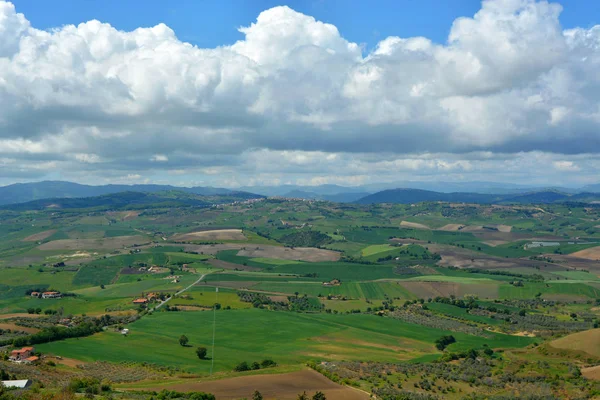 Paysages nuageux dans la campagne molise dans le sud de l'Italie . — Photo