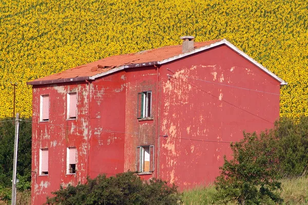 Napsütéses táj Dél-Olaszországban a Molise-vidéken. — Stock Fotó