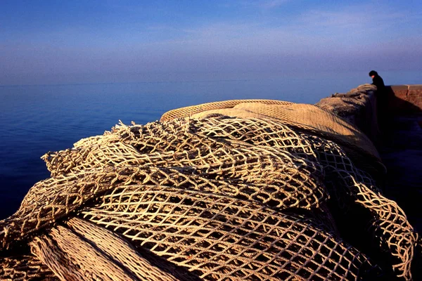 Red de pesca puesta a secar en el sol del Mediterráneo sur de Italia . — Foto de Stock