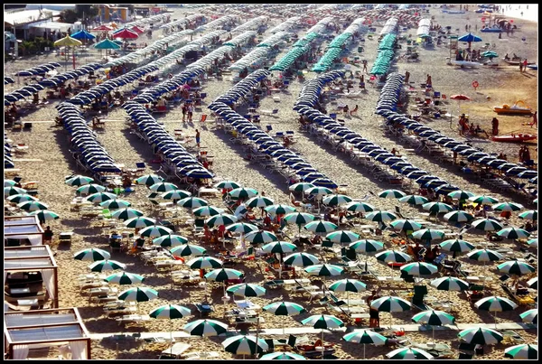 Akdeniz Güney Italya 'da Adriyatik Denizi Kum Plajı. — Stok fotoğraf