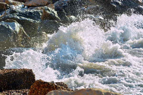 Ondas quebram nas rochas do Mar Adriático no sul do Mediterrâneo Itália — Fotografia de Stock