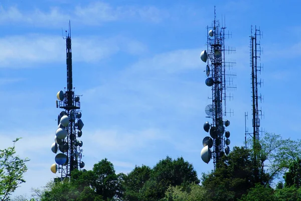 Riesgo de electrosmog debido a repetidores de TV y teléfonos móviles — Foto de Stock