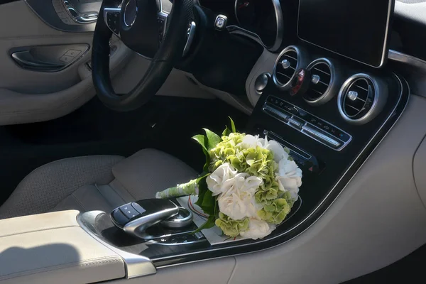 Buquê de noiva branco dentro de um carro de luxo — Fotografia de Stock