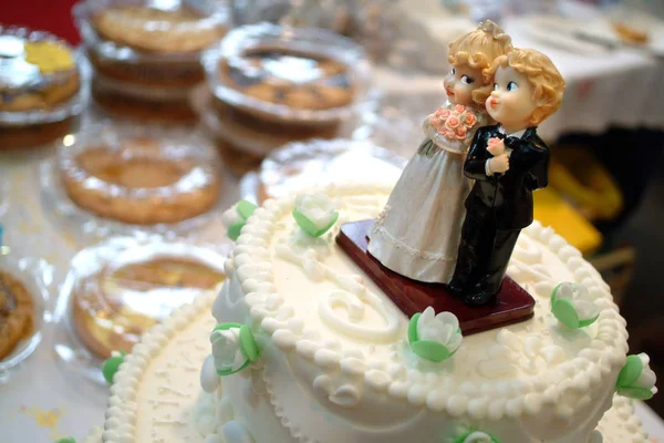 Pastel de boda con las figuras de la novia y el novio —  Fotos de Stock