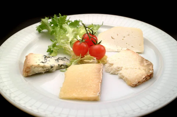 Italské potraviny recepty, čtyři druhy italských sýrů. — Stock fotografie