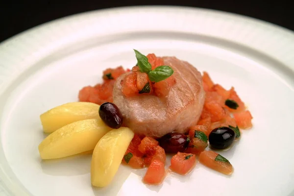 Italiaans eten recepten, Ligurische segment van de tonijn met olijven, aardappelen, tomaten. — Stockfoto