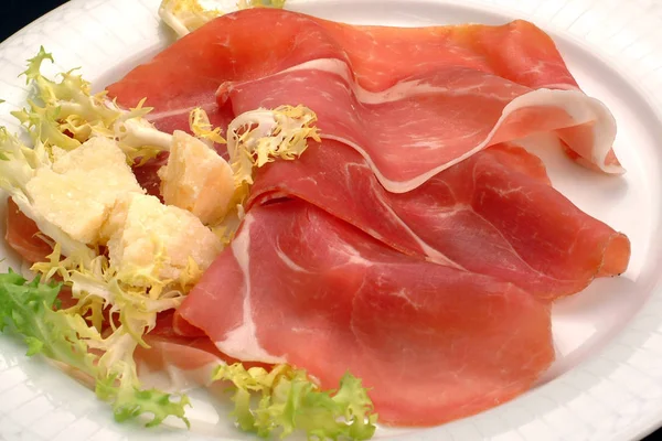 Italiaans eten recepten, parmaham met Grana Padano kaas. — Stockfoto