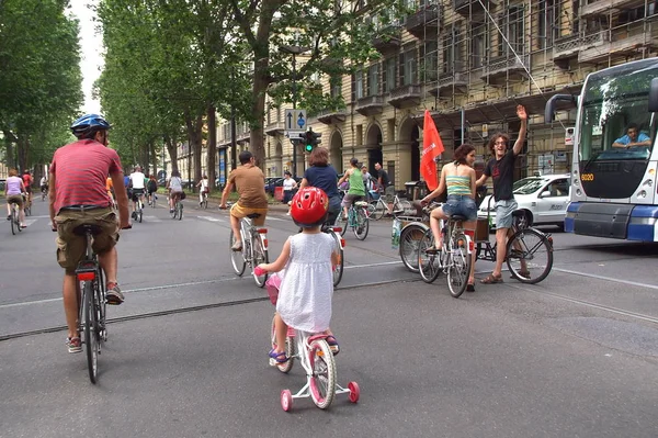 都灵, 皮埃蒙特, 意大利-06/06/2010-自行车骄傲, 活动, 以促进自行车在城市的使用. — 图库照片