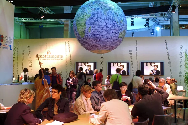Turin, Piedmont/İtalya-05-13-2016 - yıllık Uluslararası Kitap Fuarı, Salone del Libro, İtalya en büyük Kitap Fuarı.