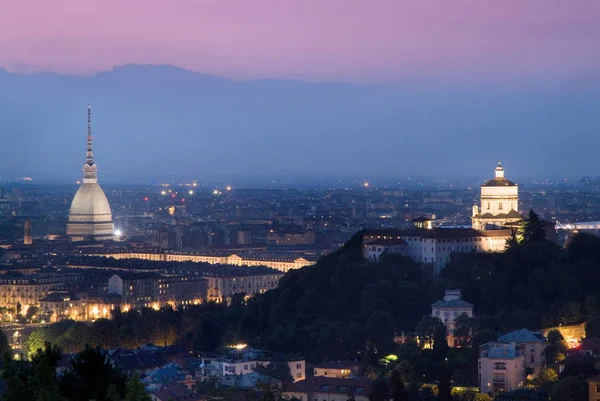 Turín, Piamonte, Italia. Un paisaje urbano al atardecer de la ciudad del norte de Italia . — Foto de Stock