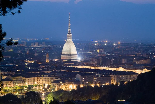 Torino, Piemonte, Italia. Un paesaggio urbano al tramonto della città del nord Italia . — Foto Stock