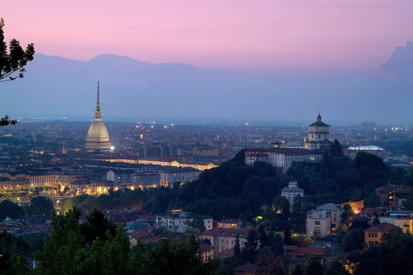 Turim, Piemonte, Itália. Uma paisagem urbana ao pôr do sol da cidade do norte da Itália . — Fotografia de Stock