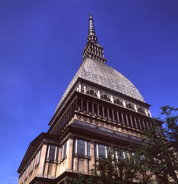 Turim, Piemonte, Itália Mole Antonelliana é o símbolo de construção da cidade e assentos do Museu Nacional de Cinema. — Fotografia de Stock