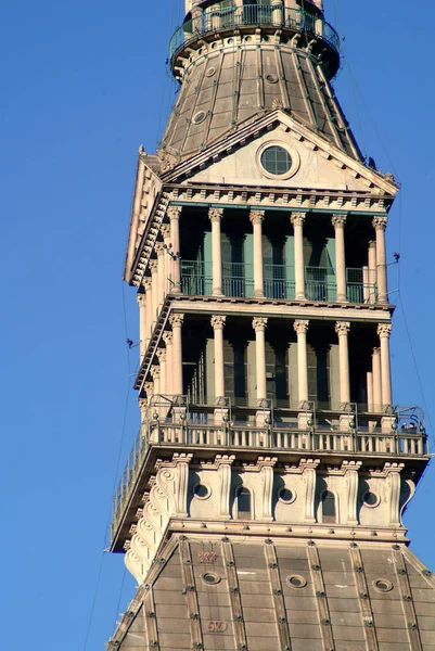 Turin, Piémont, Italie Mole Antonelliana est le bâtiment symbole de la ville et les sièges du Musée National du Cinéma. — Photo