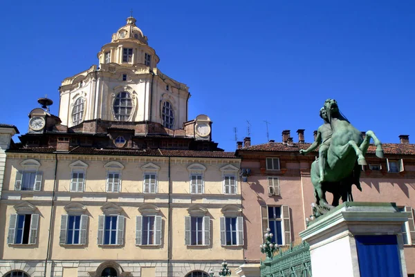 Turim, Piemonte, Itália a igreja barroca de San Lorenzo com a estátua equestre do Dioscuri. — Fotografia de Stock