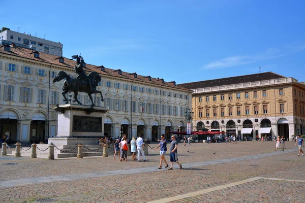 Turim, Piemonte / Itália - 08 / 07 / 2018- Praça de San Carlo e monumento equestre ao Príncipe Emanuele Filiberto . — Fotografia de Stock