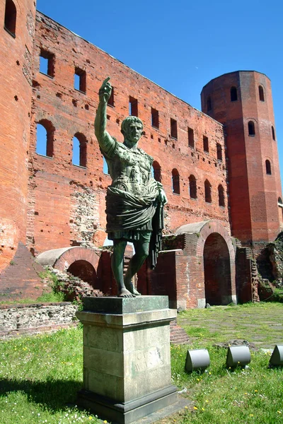 Turin, Piemont, Italien Archäologischer Park mit römischen Ruinen und Statue von Caesar Augustus mit Torri Palatine im Hintergrund. — Stockfoto