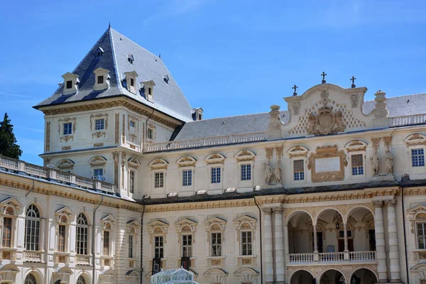 Turin, piemont, italien. das alte schloss von valentino, der sitz der architekturfakultät der polytechnischen universität von turin. — Stockfoto